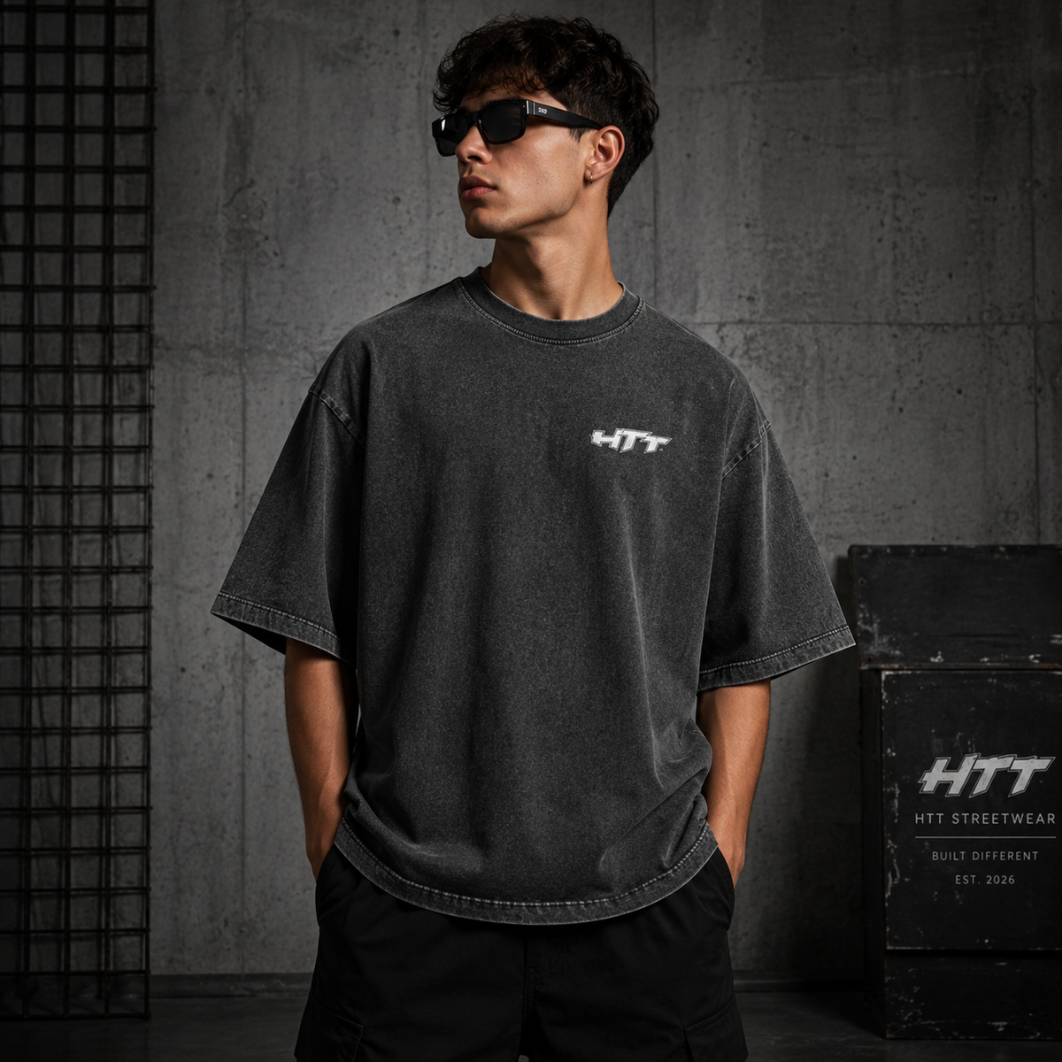 HTT Snow Wash Premium T-Shirt oversized unisex – voorkant op model