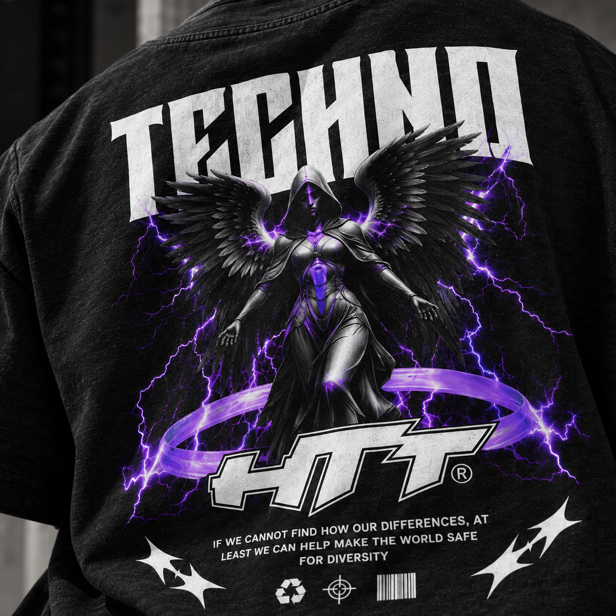 Close-up van de paarse Techno Angel-backprint en HTT-logo op het zwarte HTT Techno Angel T-Shirt