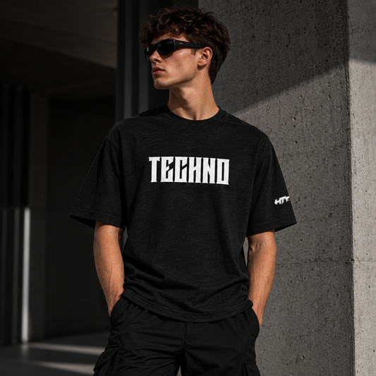 Mannelijk model draagt zwart HTT Techno Angel T-Shirt met witte TECHNO-borstprint en HTT-mouwlogo