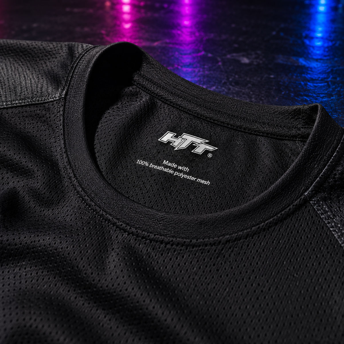 Detail van HTT Techno Sports Jersey met ademend polyester mesh en HTT halslogo