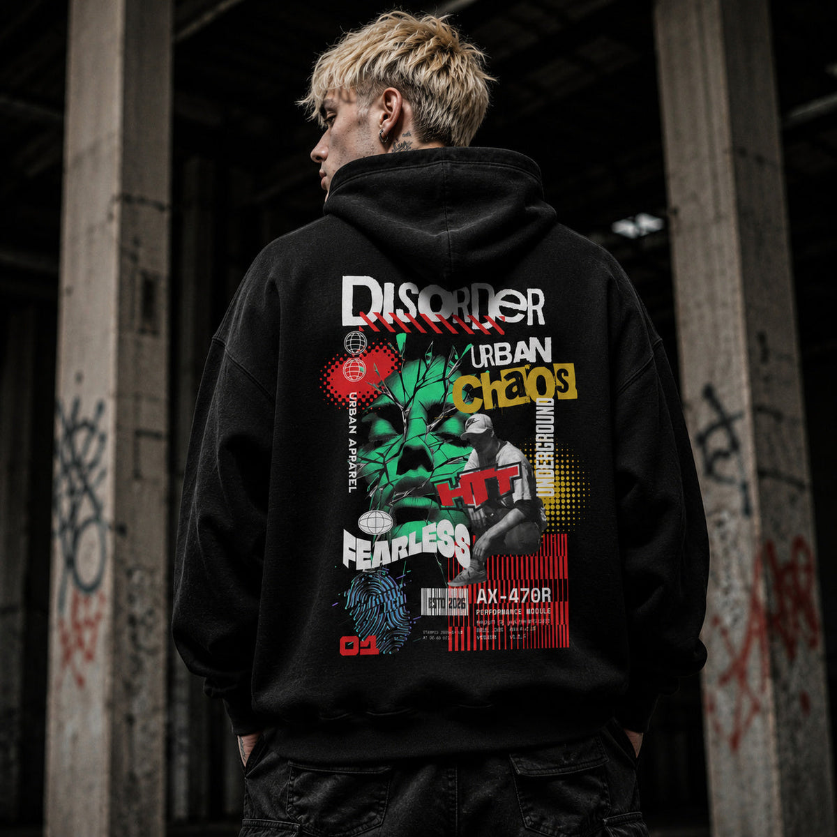 Sudadera con capucha HTT Urban Chaos negra en modelo de streetwear rubio; parte trasera con estampado gráfico