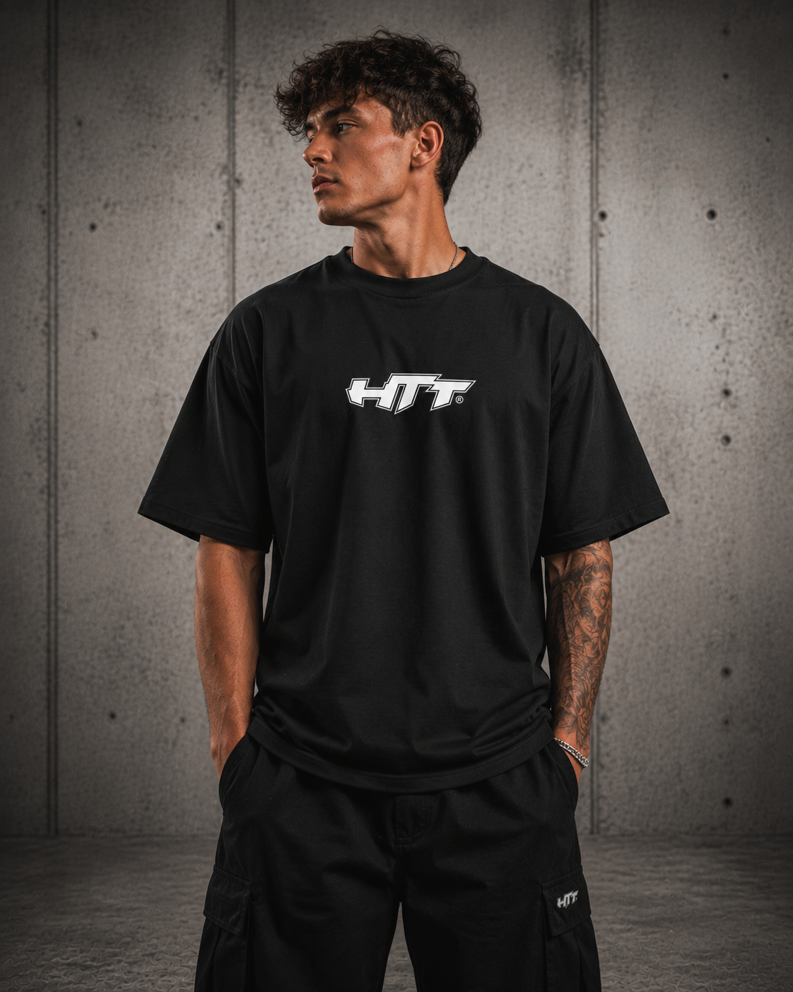 Modelo lleva la camiseta Box Tee negra de HTT Urban Streetwear para hombre - vista frontal