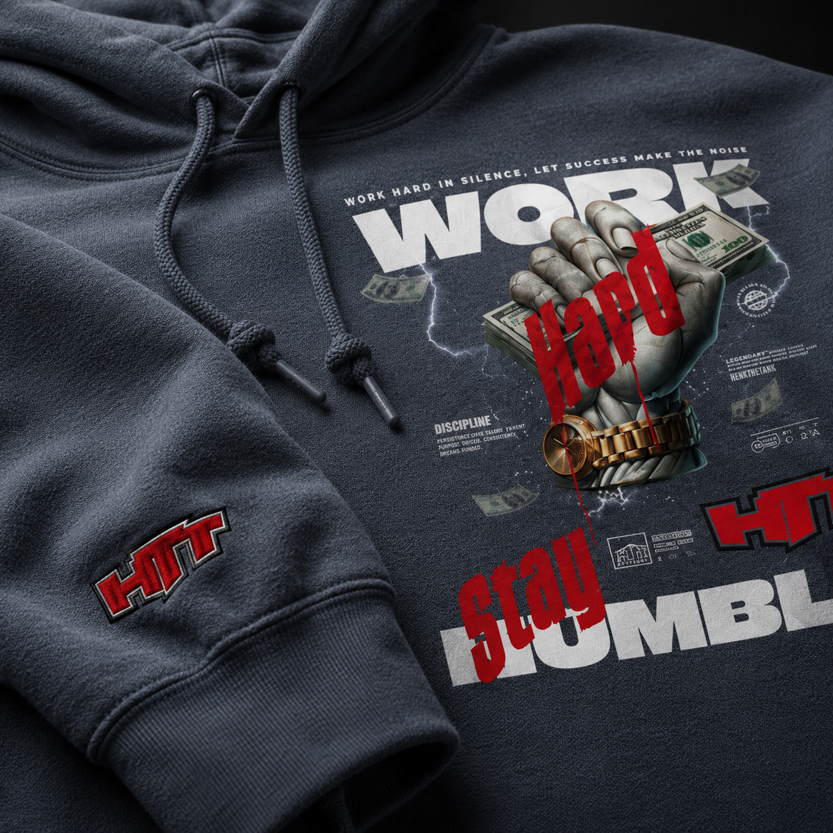 Sweat à capuche HTT Work Hard Heavy Blend gris chiné bleu marine foncé – détails du tissu, logo HTT et inscription « Work Hard Stay Humble »