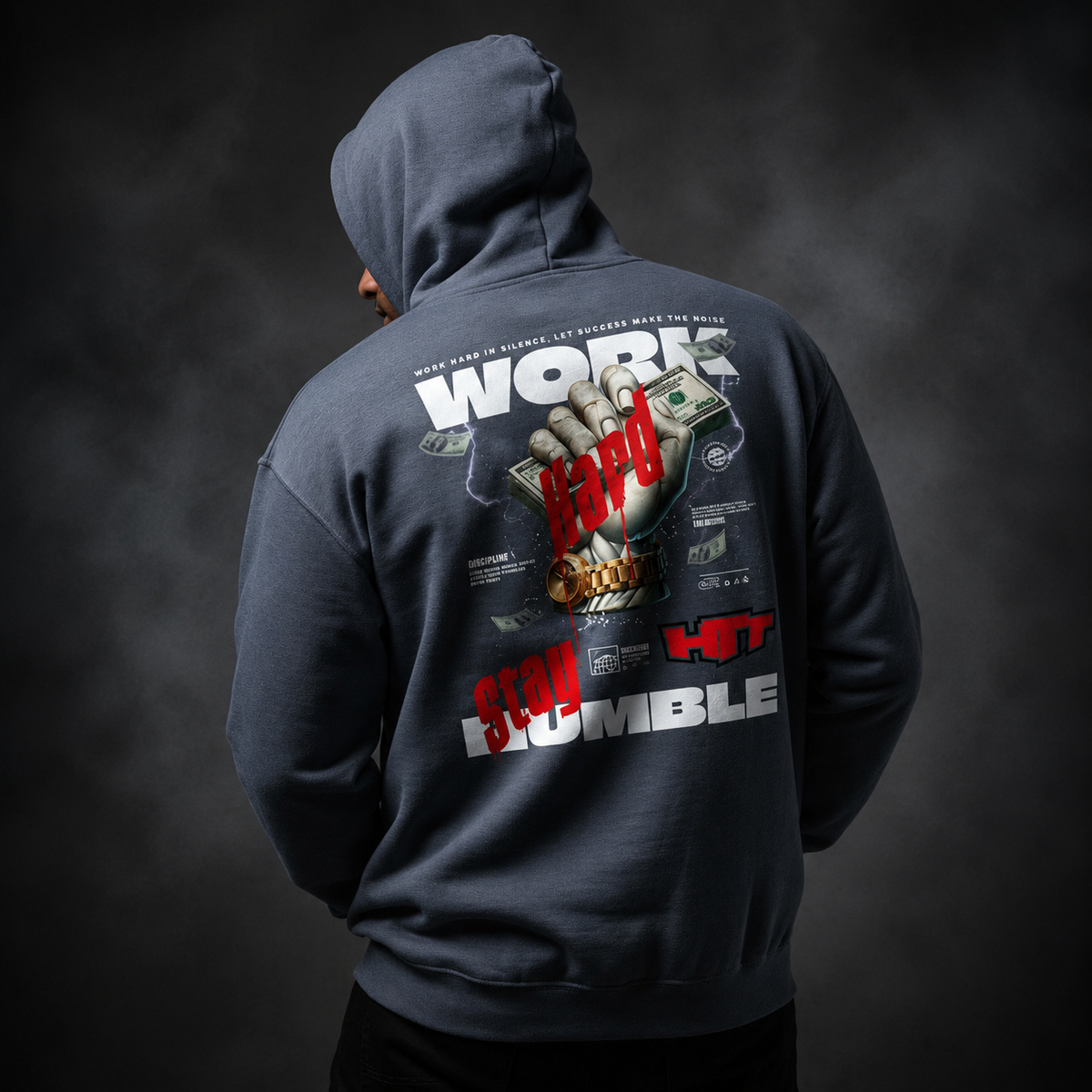 Sweat à capuche HTT Work Hard Heavy Blend gris chiné, bleu marine foncé – vue arrière du mannequin avec l’imprimé dorsal « Work Hard Stay Humble »